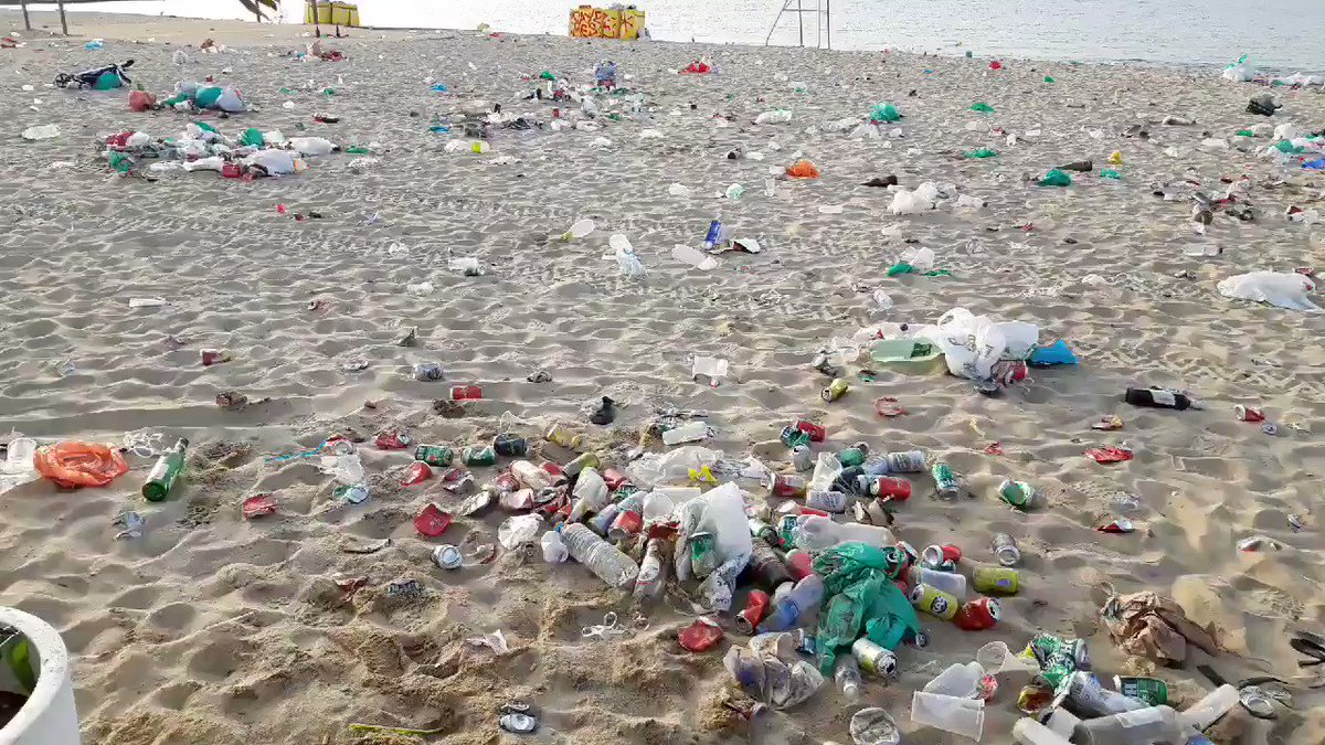 Los servicios de limpieza @bcn_ajuntament realizan recogida de basura selectiva a pie de playa #Barcelona #SantJoanBCN