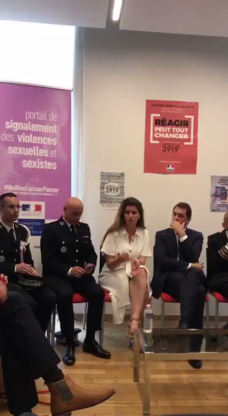 Avec le Ministre de lâIntĂ©rieur @CCastaner nous amplifions le travail & la formation pour mieux accueillir les victimes de violences sexistes et sexuelles dans les commissariats.
Les forces de lâordre sont en premiĂšre ligne ! #NeRienLaisserPasser @arretonsles