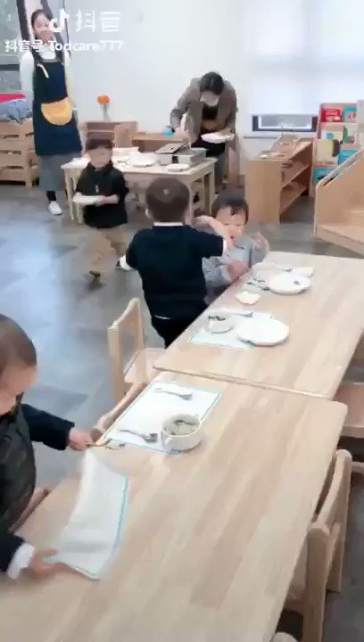 Japonya'da bir anaokulu öğrencileri, öğle yemeklerini tüm hazırlıklarını kendileri yapıp yemeklerini yiyorlar...
-Benim çocuğun özgüveni neden eksik acaba deyip;
-aman yere döker,
-aman kendi yerse aç kalır diyen sevgili annelerimize gelsin...