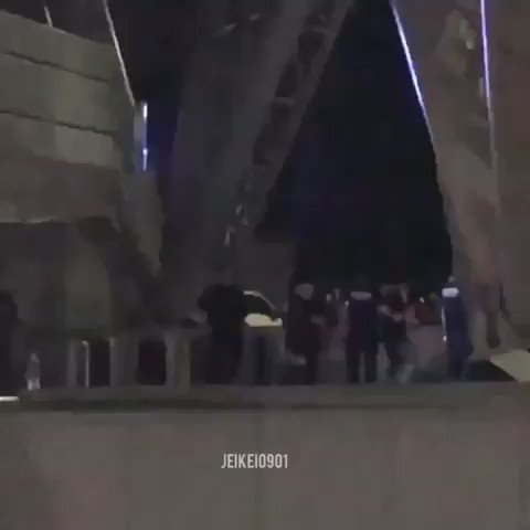 JUNGKOOK HAS THE BIGGEST HEART, look at him saying hi to armys using his light on the phone 😭😭 I LOVE YOU!!!
#JUNGKOOK #전정국 #정국
@BTS_twt @bts_bighit @BigHitEnt