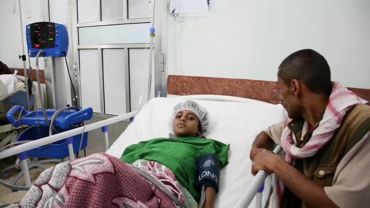 بعيدًا عن الخطوط الأمامية للقتال في #اليمن، وفي أماكن مثل محافظة إب الهادئة نسبيًا، تشهد فرق #أطباء_بلا_حدود على الآثار المترتبة على هذه #الحرب، حيث يعاني الناس من أزمة اقتصادية وسوء تغذية وتفشي الكوليرا. .📺 شاهدوا قصة رحيق، ذات الـ ١١ عاماً ، و والدها