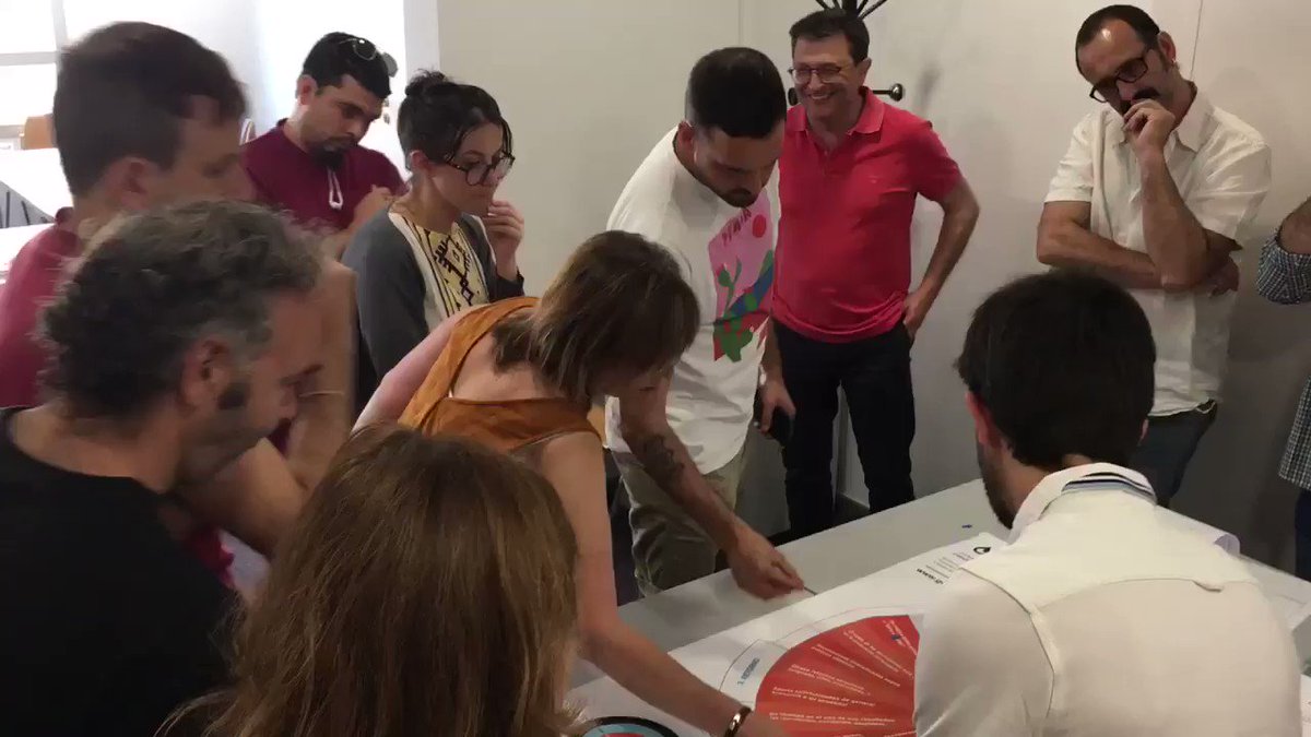 El alumnado hace el “papel” de inversores y decide sobre el proyecto en sí, el creador/organización y el retorno .