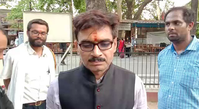 #वाराणसी में लव जिहाद के नाम पर धर्म परिवर्तन के आरोप में युवक को अधिवक्ताओं ने पीटा, कचहरी परिसर में अधिवक्ताओं ने युवक की पिटाई, अधिवक्ताओं ने लड़की का धर्म परिवर्तन करने का प्रयास किए जाने का लगाया आरोप, कैंट थाने की पुलिस और जिला मजिस्ट्रेट पहुंचे. @varanasipolice @Uppolice