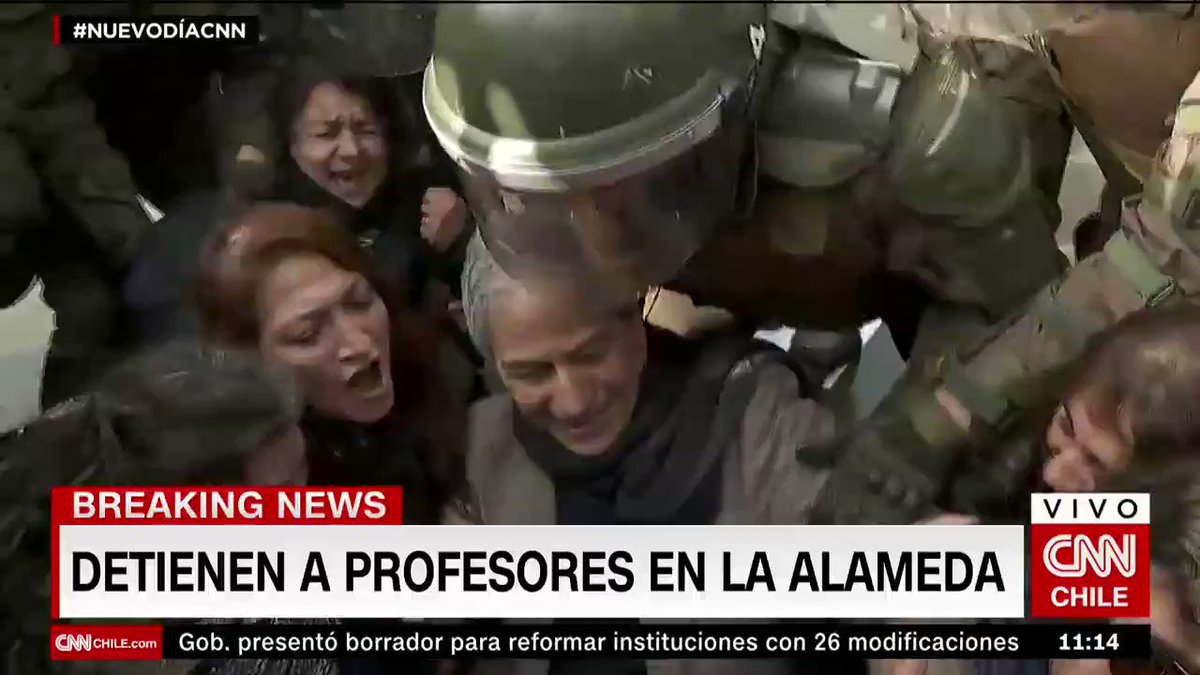 #Piñera criminaliza la protesta pacífica; #Carabineros hace uso excesivo de la fuerza, maltrata durante la detención arbitraria al presidente del @ColegioProfes, Mario Aguilar; amenaza e intimida a profesores y golpea a periodistas y camarógrafos.