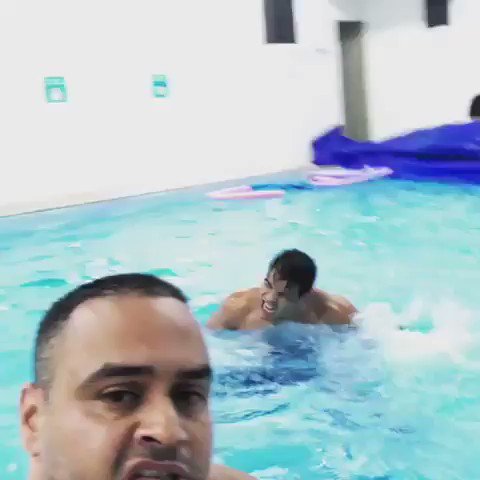 Na preparação pra minha próxima luta , dia 17 de agosto, realizei série de exercícios funcionais de luta dentro da piscina aquecida coordenados pelo @lsantosfisio35 .
Fazer exercícios na piscina é uma excelente forma de manter a saúde.