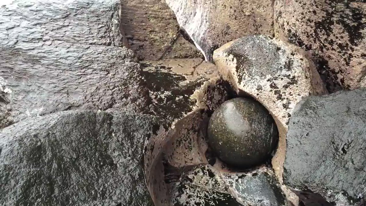 4000年の時を経て削られた石www見事にボーリングの球のようwww
