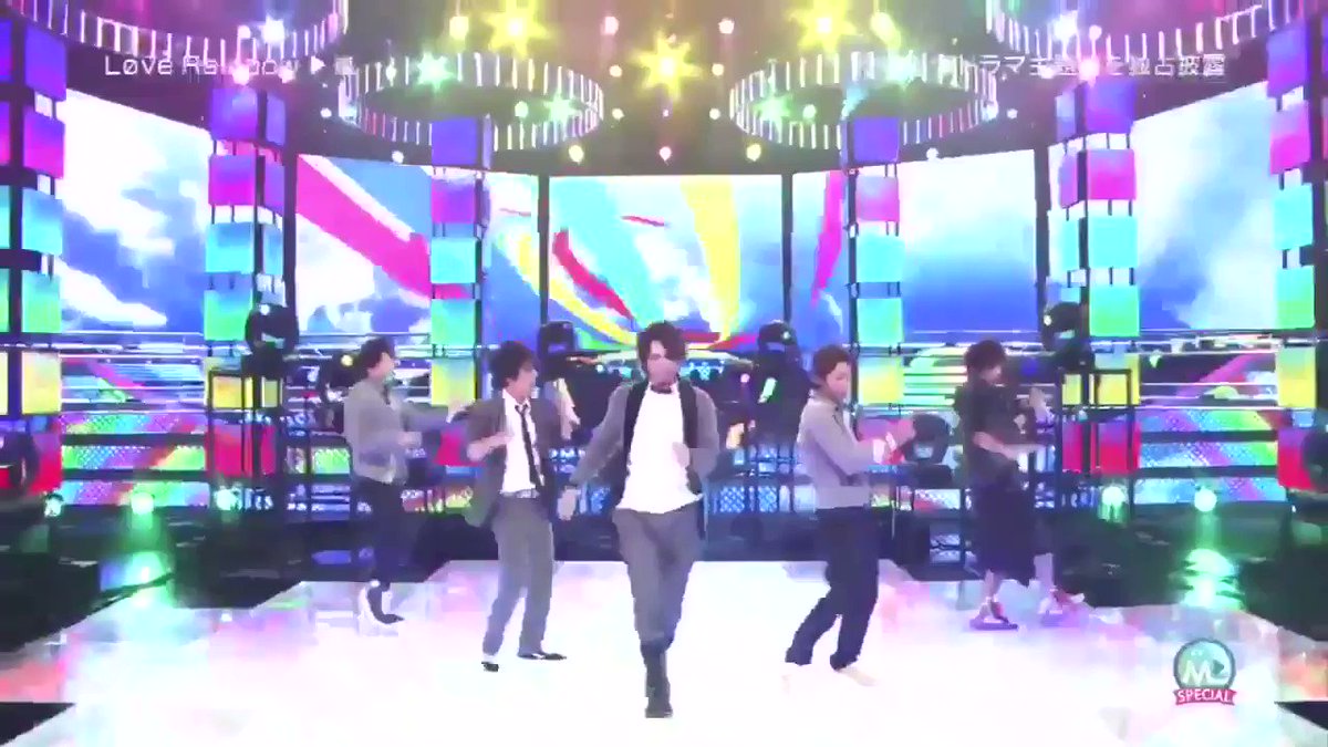 牧n Love Rainbowと言えば Mステで初披露した際のこのアウトロ 肩甲骨をしなやかに動かして指揮しながら かけがえのない大切な宝物をみるような 大好きでたまらないって雄弁に物語るような表情で4人を見る一瞬の松本潤さん のことがいつも想起されて胸が