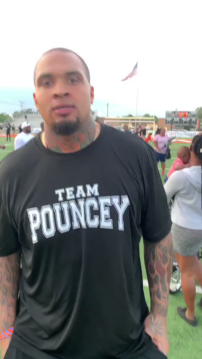 Shoutout to former @LHSDreadnaughts OL currently @Chargers center Mike Pouncey for showing love to Polkway863 as his camp today 🔥🔥