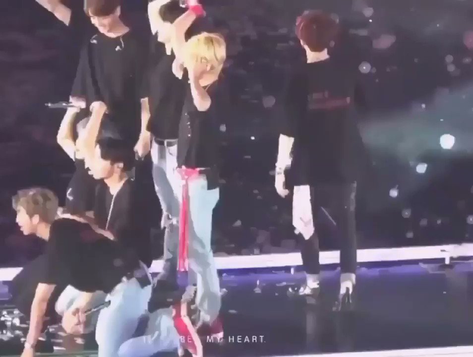 crying cuz yoongi was too busy popping bubbles with his mic that he missed the group photo
https://t.co/Ae0ackL6qB