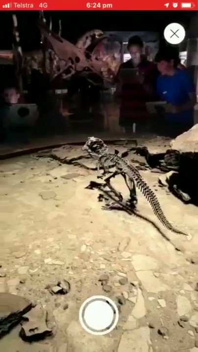 恐竜の博物館でARを導入した結果？骨が歩き回ってるwww