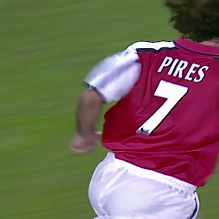 Happy birthday to Robert Pires, one of the most gracious players ever to be seen in the Premier League. 