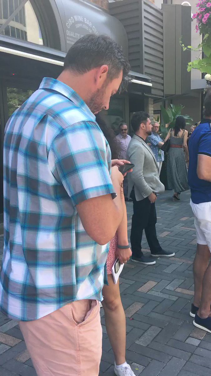 This is the growing crowd outside the Hazelton Hotel in #Toronto where it's believed Kawhi Leonard is about to meet with Raptors pres Ujiri and GM Webster
(Video: @GregRoss17)
#KawhiWatch