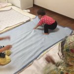 赤ちゃんが立てる瞬間を子供たちみんなで応援してくれている!なんて、かわいい子達なの!!!!!