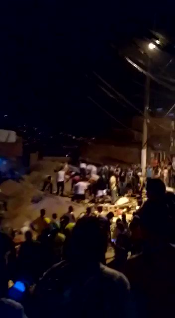 #LoÚltimo Se derrumbó vivienda de tres pisos en el barrio Santander, en Medellín. Residentes del sector remueven escombros en busca de sobrevivientes http://noticiascaracol.com