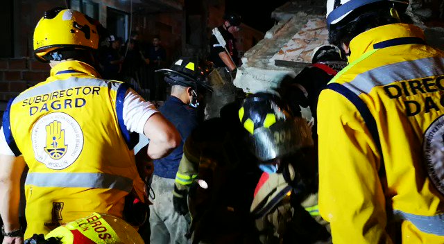 Así avanza la labor de búsqueda de la persona desaparecida, al parecer una menor de edad, tras el colapso de un edificio residencial en Medellín → http://bit.ly/2RXaocv #VocesySonidos