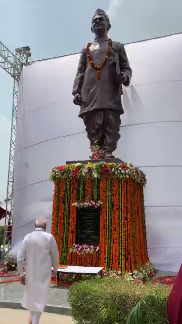 On landing in Varanasi, PM @narendramodi unveils statue of former PM Lal Bahadur Shastri, located at #Varanasi airport.