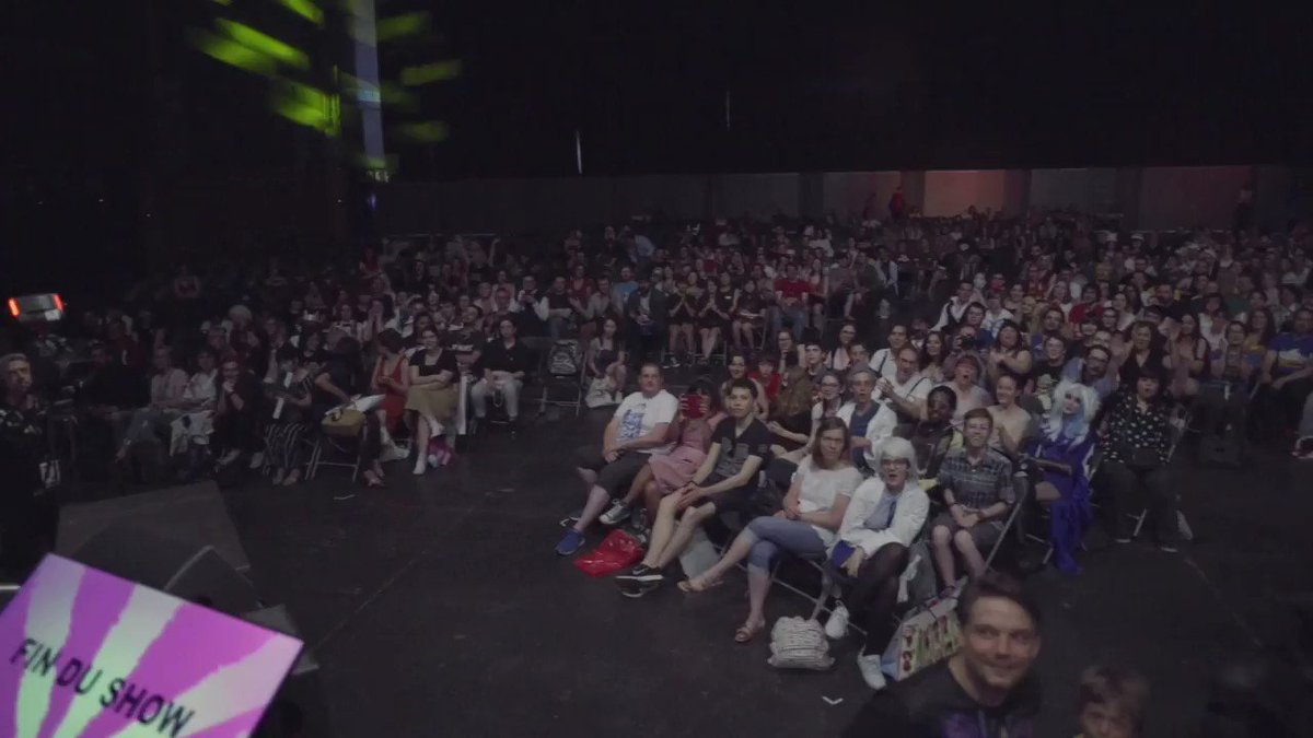 😱 Vous étiez environ 3000 à la conférence spéciale 10 ans pour #LeVisiteurDuFutur !!! Merci aux super cosplays et à tous ceux qui sont venus nous voir. #JapanExpo2019