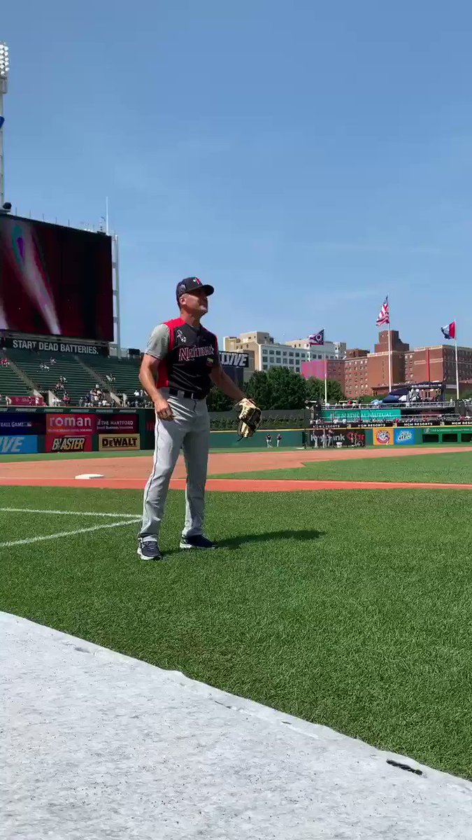 A 52-yr old Omar Vizquel still has the hands of a Futures Gamer 😱