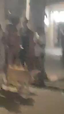 Robert Ménard très en colère contre des jeunes qui fêtaient la victoire d'Algérie. Mr le maire s'est jeté sur le téléphone pour l'arracher!
#RobertMenard #EnColère.