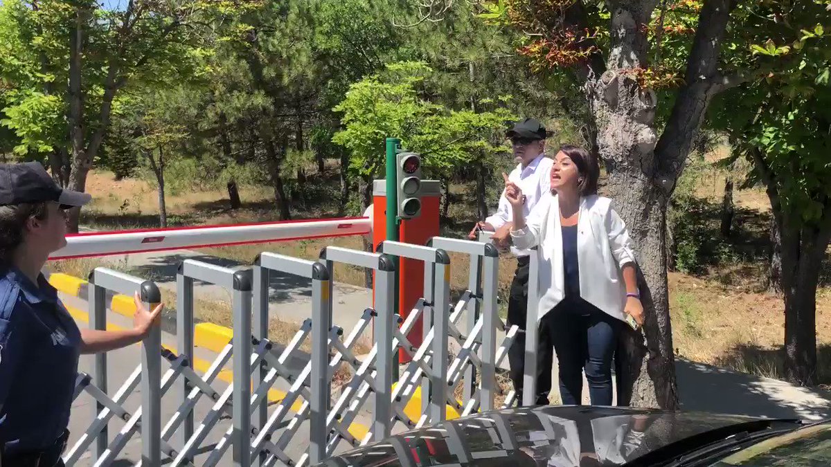 Çankaya Belediyesi görevlileri ODTÜ’de izinleri tamamlanmamış yapıyı denetlemek istiyor ancak atanmış rektör polise talimat vermiş almıyor. Kamu görevlilerini aracıma bindirdim ve tüm engellere rağmen ağaç katliamı yapılan alana getirdim.
#PolisODTÜde
#ODTÜSavunulmalıdır