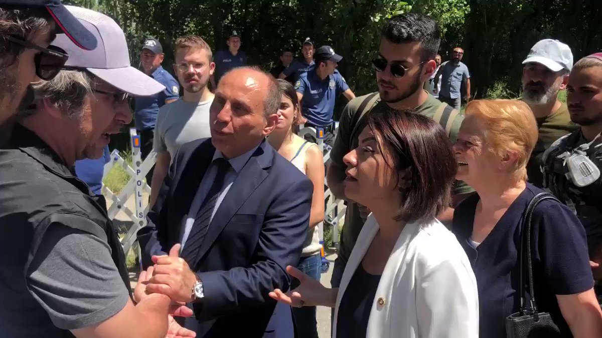 ODTÜ’de ruhsatsız bir inşaat var. Ağaçlar bir bir devriliyor. Çankaya Belediyesi denetim yapmak istiyor ancak polis Rektör’den talimat bekliyor. Rektörün böyle bir yetkisi yok! Polis yasayı uygulamıyor. Suç işleyenlerin izin vermesi bekleniyor.
#PolisODTÜde
#ODTÜSavunulmalıdır