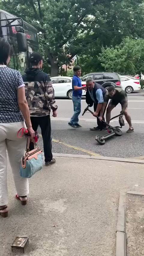 тетка на трассе. безбашенные на дороге. женщина красится за рулем. автостоп. первый раз за рулем.