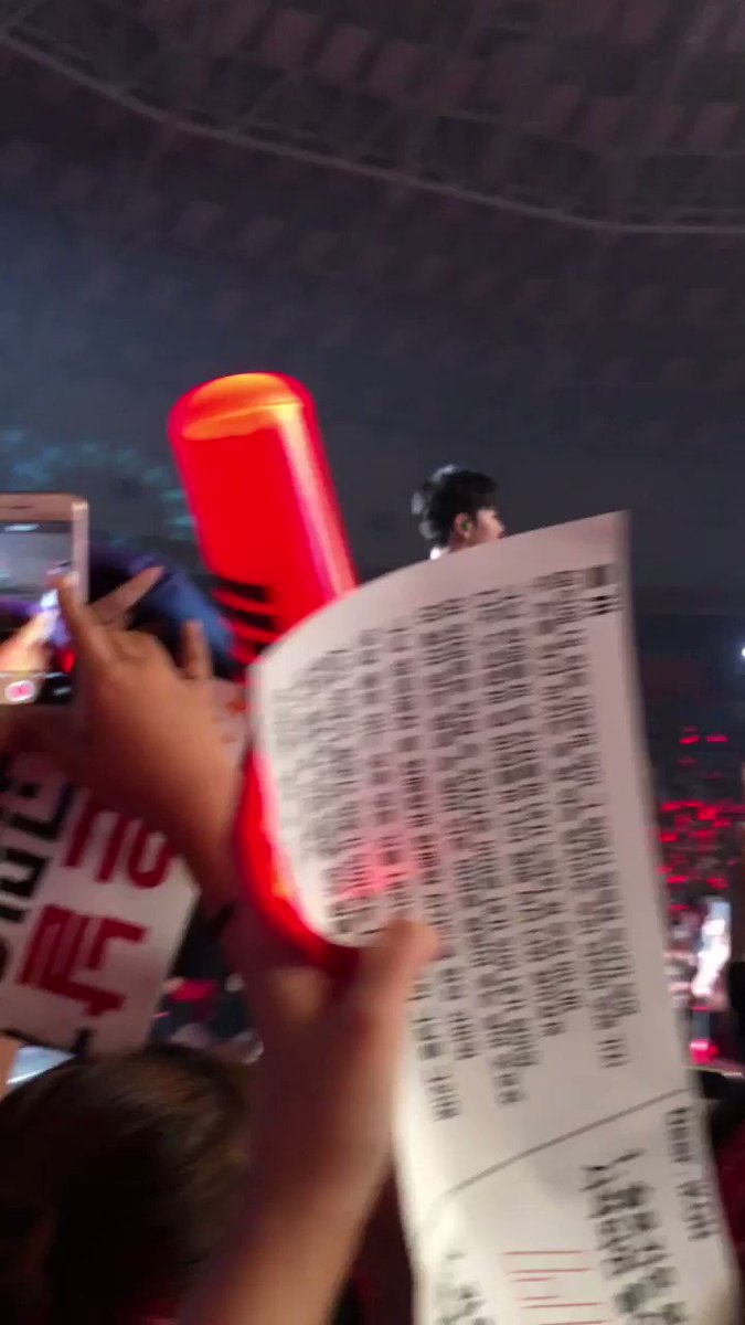 20180818
iKON continue tour in Seoul 2018
Look at Bobby, he gave his mic to fan and dance like Gummy bear. I love that, can’t stop missing you - my iKON
#KeepHoldingOniKON #Bobby #DoubleB #바비 #아이콘 #iKON #iKONCERT #비아이 #구준회 #김진흰 #송윤형 #정잔우 #김동혁