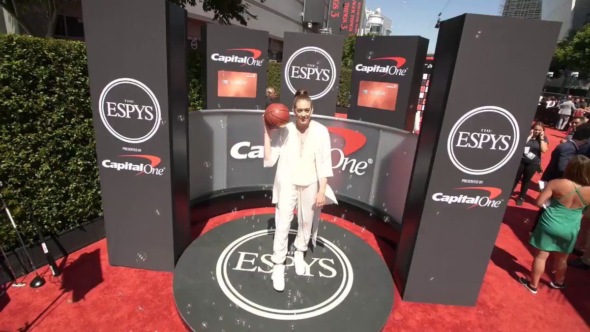 Breanna Stewart in all white for the Red Carpet 🔥 #ESPYS
(📍 @CapitalOne)