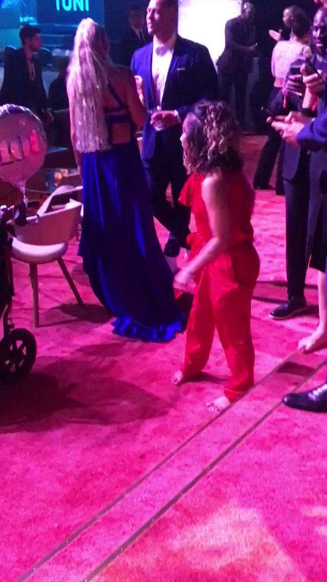 RT @EddieMata: Look at @katelyn_ohashi achieving another 10 at the #espys after party. @espnW @uclagymnastics https://t.co/S87wRZ5lZQ