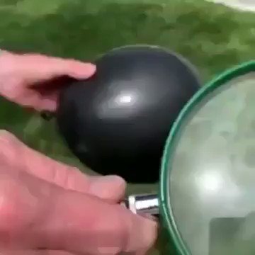 Warna gelap lebih menyerap cahaya dan panas. Sebaliknya warna terang lebih memantulkan cahaya dan lebih sedikit menyerap panas.