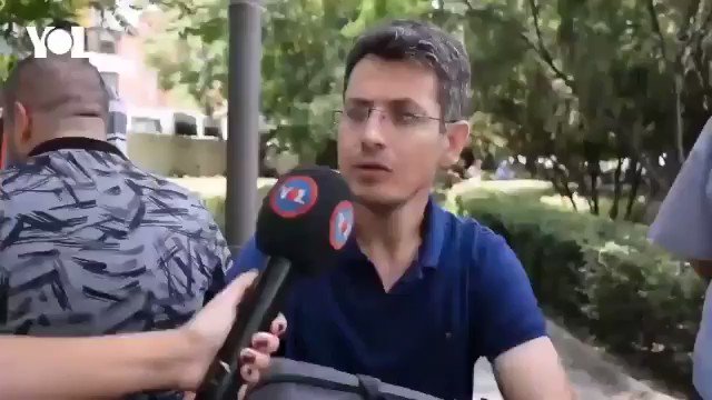 Bu videoyu @YolTV neden kaldırdı bilmiyorum ama çiftçi dayıya helal olsun. Çiftçi amcanın tek kusuru o tuşlu telefonu gösterdikten sonra kafasında kırmamak olmuş.
Videodaki gözlüklü zat sanırım akademisyenmiş!
Video siiinince paylaşımı kaldırdım burada güncelliyorum