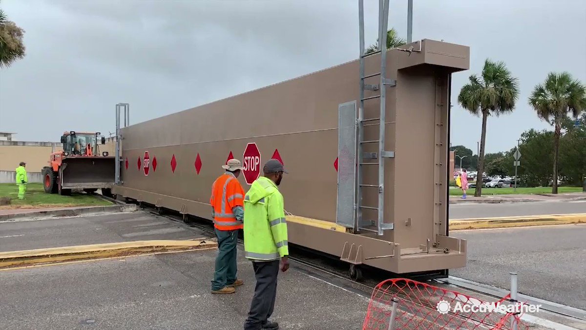 The last flood gate was closed late this afternoon along Lake Pontchartrain at New Orleans due to the anticipated flooding from #Barry. http://ow.ly/8JSZ50uZTax