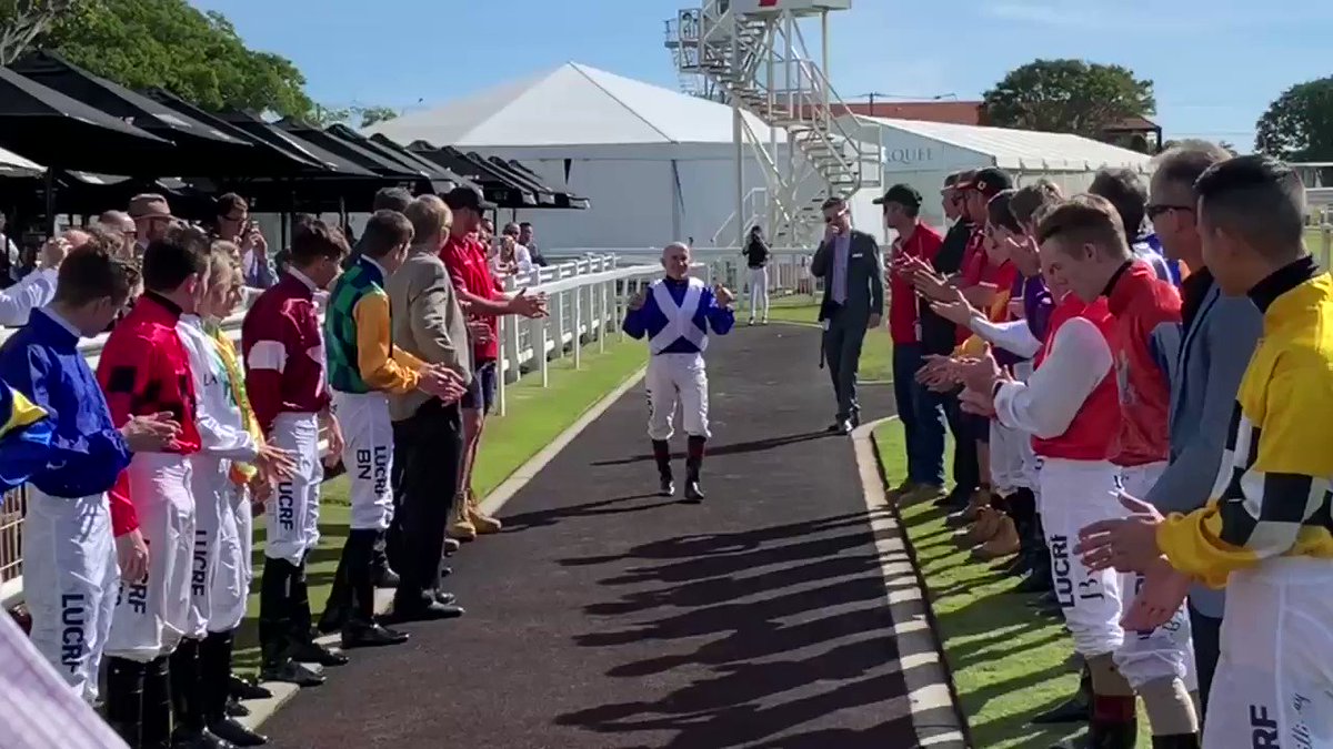 No cigar on WOOLSEY but a fitting send off for champion jockey Jeff Lloyd with a guard of honour at Doomben @BrisRacingClub @RaceQLD @nicolalloyd8