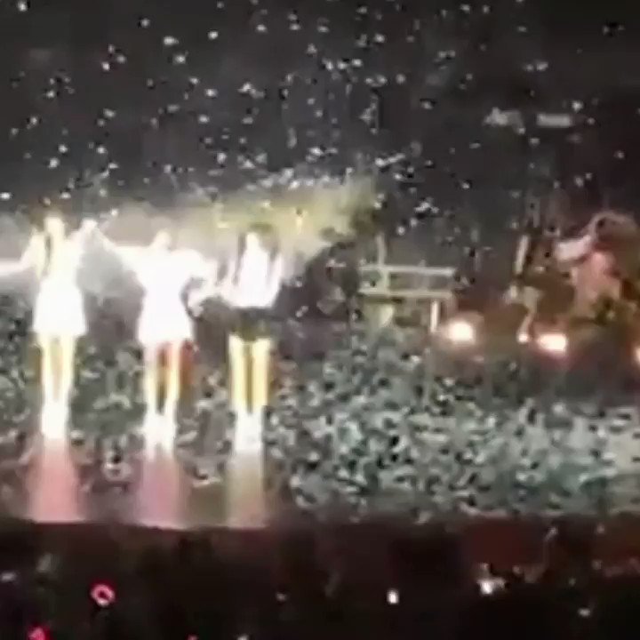 momo held out her hand for mina π#GetWellSoonMina cr. Napeachs