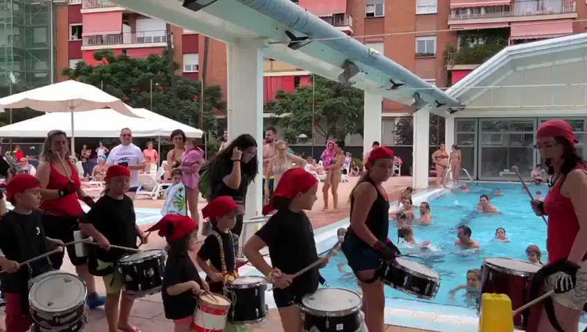 Avui col·laborem amb la @FundacioEM i ens mullem per l’esclerosi múltiple 🏊🏼♂️🏊🏼♀️
Gràcies als @diablesmercadal per donar ritme a una jornada com aquesta! 🥁