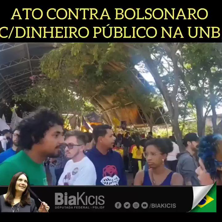 Em dia de pré matrícula, estudantes da UnB promovem ato contra Presidente da República com propaganda comunista e com direito a “Lula livre”.Bacana, né? Tudo isso pago com os nossos Impostos. Será esse o sentido da autonomia universitária?Vale tudo? Universidade é terra sem lei?