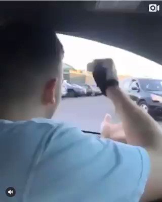 Si en vez de estarse sacando los ojos por un lugar de estacionamiento, se echaran un piedra, papel o tijera, seriamos potencia mundial.