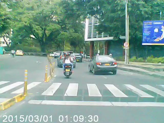 #NoticiasCaracolEl sábado 13 julio 2019, al medio día, a una cuadra de la Alcaldía de Cali frente al Conservatorio de Bellas Artes, mientras los demás vehículos hacen el pare en el semáforo:Menores de edad conducen por los andenes, en contravía, sin casco, sin chaleco.
