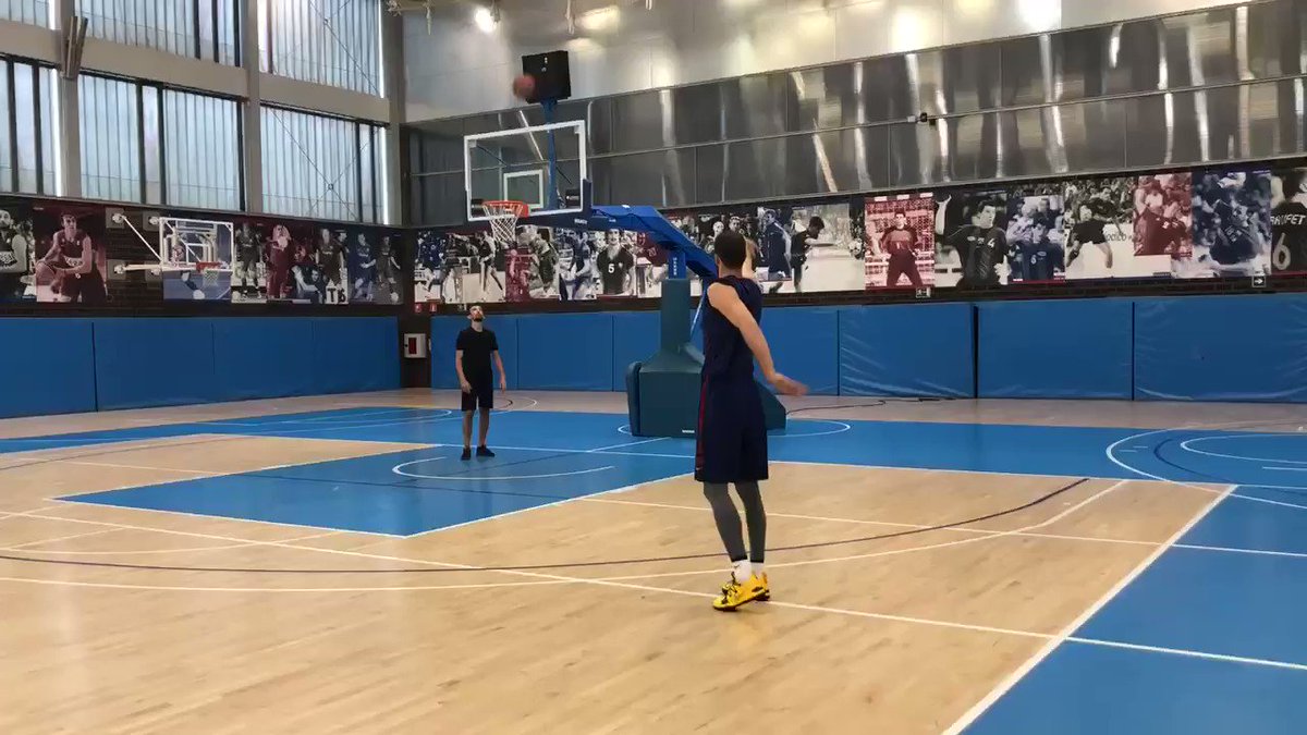 Mirotic entrenando ya, en pleno verano, a varias semanas del regreso de su nuevo equipo.
Mucho marketing o muchas ganas de reivindicarse. Demasie. @threekola
📹 @FCBbasket