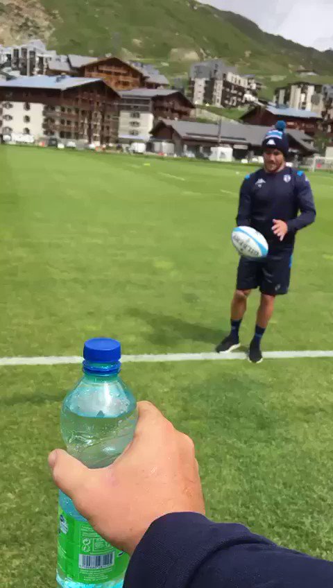 #BottleCapChallenge 🍾
@Benpaillaugue a tenté de hausser le niveau, mais... 🏉💥
(Aucun cameraman n’a été blessé durant le tournage de cette vidéo.)