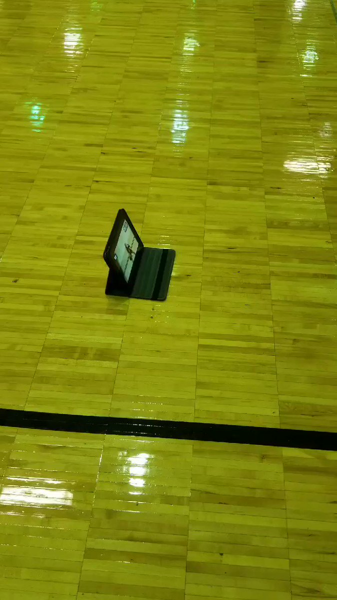 2022 guard Skylar Thomas working hard at the @HomeCourtai app ballhandling station. The kids loved trying it out and competing with each other for the top score!
#BruinsGBB š»šš