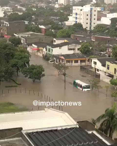 Impacto News (@ImpactoNewsCol) on Twitter photo 2019-07-16 02:09:51 Aprecien la irresponsabilidad del conductor de este bus retando la inundación producida por el fuerte aguacero en Cartagena. La imagen fue captada en el barrio El Socorro, sector de La Plazuela. Aprecien la irresponsabilidad del conductor de este bus retando la inundación producida por el fuerte aguacero en Cartagena. La imagen fue captada en el barrio El Socorro, sector de La Plazuela.