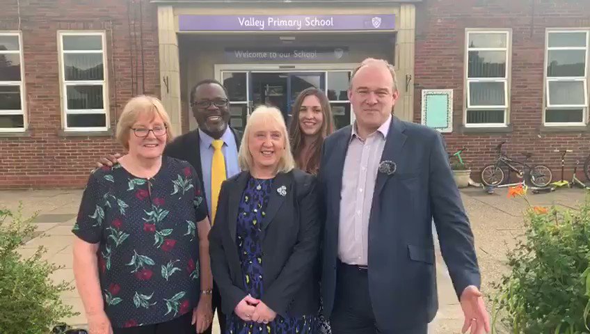 A particular privilege to meet Roberta Narroway, who retires this week after teaching for 41 years(!) A truly inspiring head teacher
I’d lead @LibDems to demand teacher starting salaries rise to £30,000 to reflect huge value of teaching, more below 👇
Vote #EdForLeader