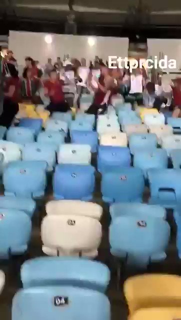 Briga de ontem entre torcidas do Fluminense dentro do Maracanã.
Créditos: @ettorcidamemo