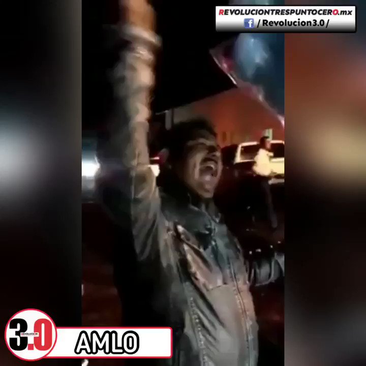 “¡Que me compre un algodón, López Obrador!”: Grita un comerciante ante llegada del Presidente a un mitin; segundos después el tabasqueño le adquirió uno de éstos productos https://bit.ly/2eiEna2
