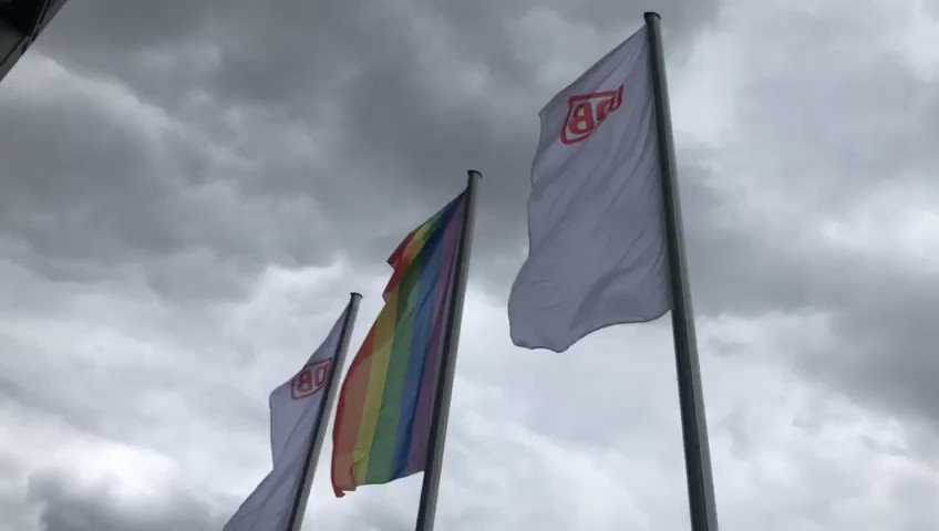 Flag for diversity at central train station in #Berlin - we stand for #diversity #diversityatDB @Christine_E_ @DBKarriere @DB_Presse @ChartaVielfalt @KuespertSusanne #flaggefürvielfalt