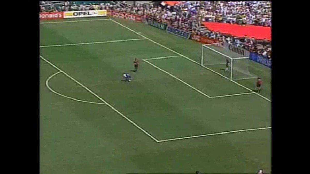 📅 #OnThisDay in 1994...
Brazil overcame Italy in the first ever World Cup final penalty shoot-out - with Italian hero Roberto Baggio missing the crucial kick 🎯❌
The Seleção lifted their fourth World Cup title at the Rose Bowl in California 🇧🇷🏆