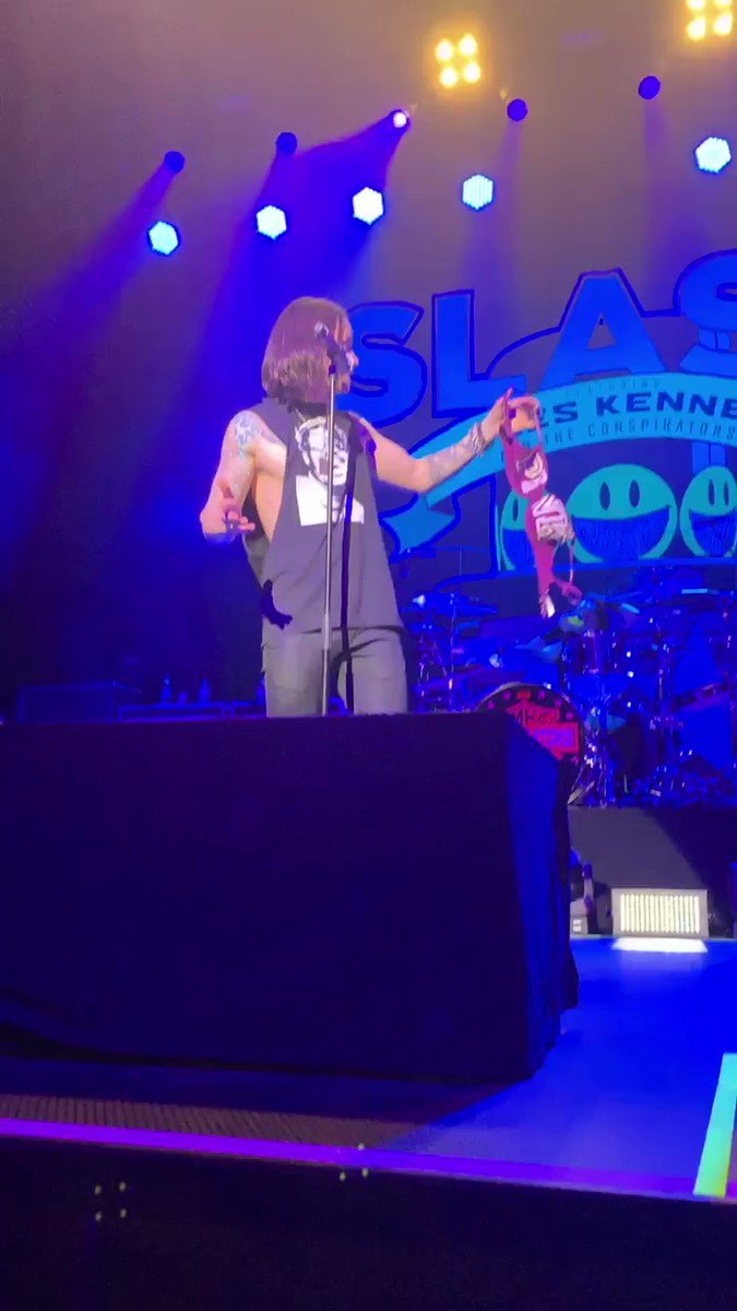 a bra was thrown to @MylesKennedy and he saved it for @todddammitkerns to wear 😂😂 #LivingTheDreamTour
📷 by ME at The Warfield, July 15
@alterbridge