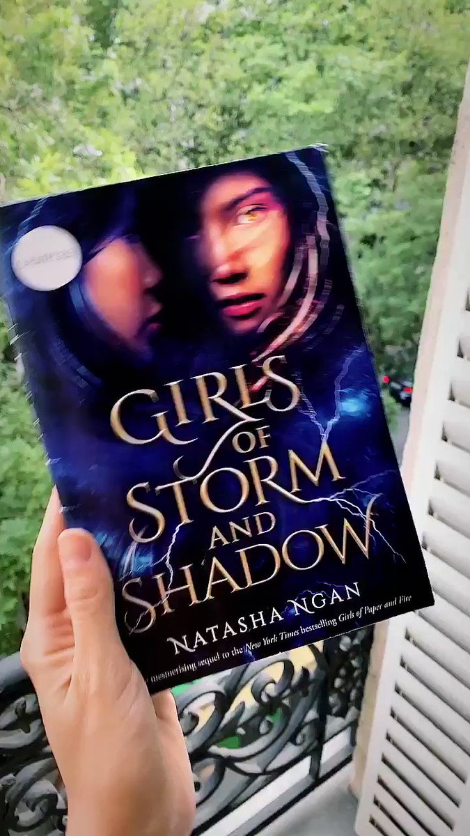 💙 Hello friends! 💙 I have three signed copies of the UK samplers for GIRLS OF STORM AND SHADOW to give away! There were only ~50 copies of these printed so they are super exclusive! To enter:
✅ RT
✅ Follow me
✅ Follow @hodderscape
Ends 24 July, open internationally!