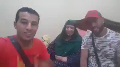 مشجعون جزائريون قاموا بزيارة والدة #أبوتريكة.. ووالدة الماجيكو تدعوا للجزائر بالتتويج بالكأس القاري #الجزائر #مصر 🇩🇿🇪🇬😍